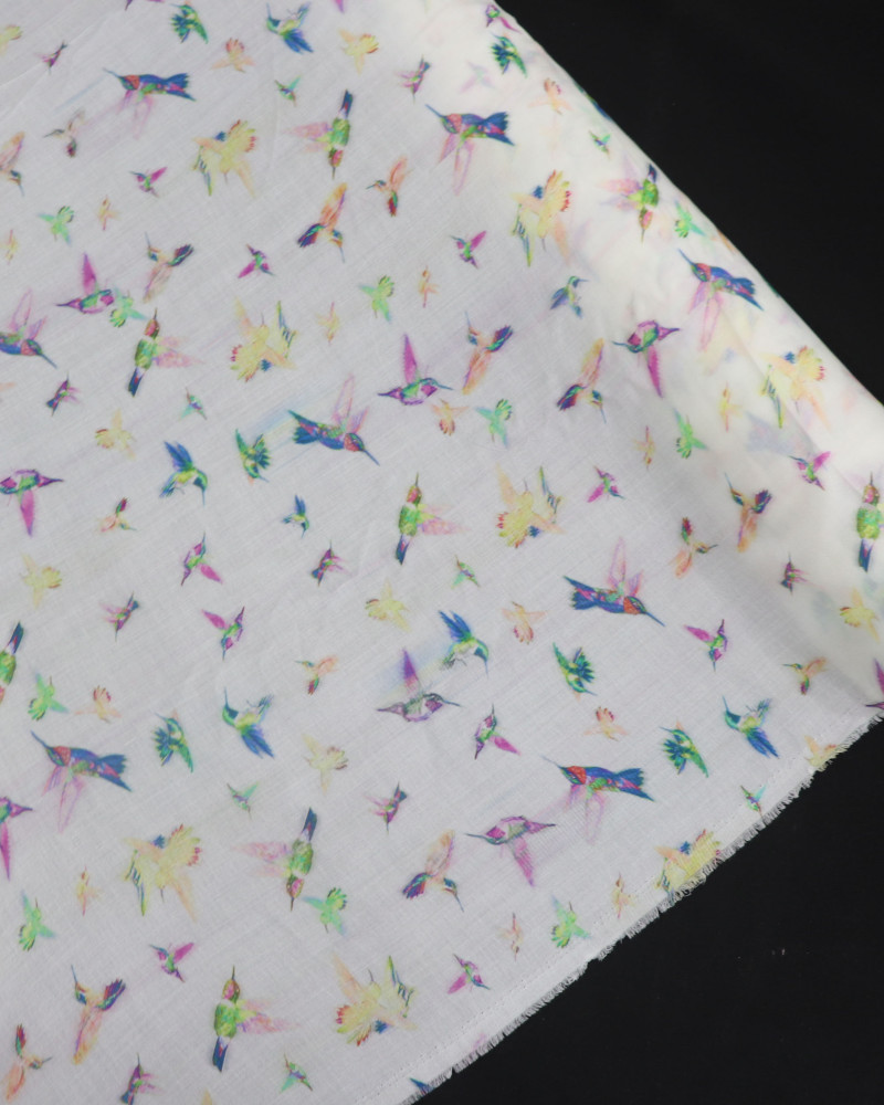 Tecido Crepe de Viscose Fino Beija Flores Holográfico Colorido e Branco