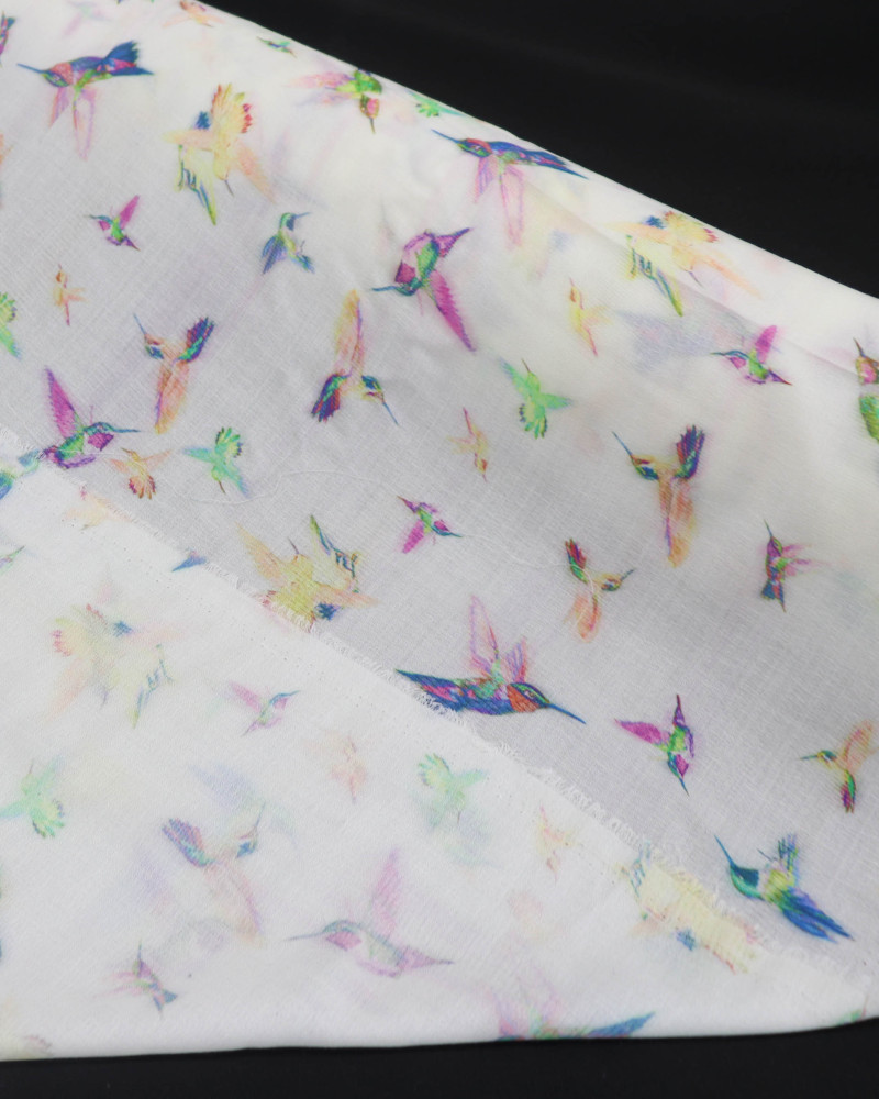 Tecido Crepe de Viscose Fino Beija Flores Holográfico Colorido e Branco