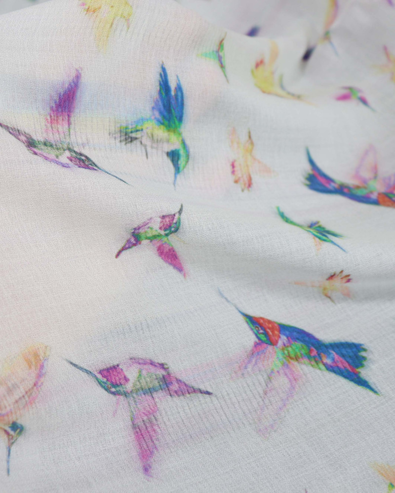 Tecido Crepe de Viscose Fino Beija Flores Holográfico Colorido e Branco