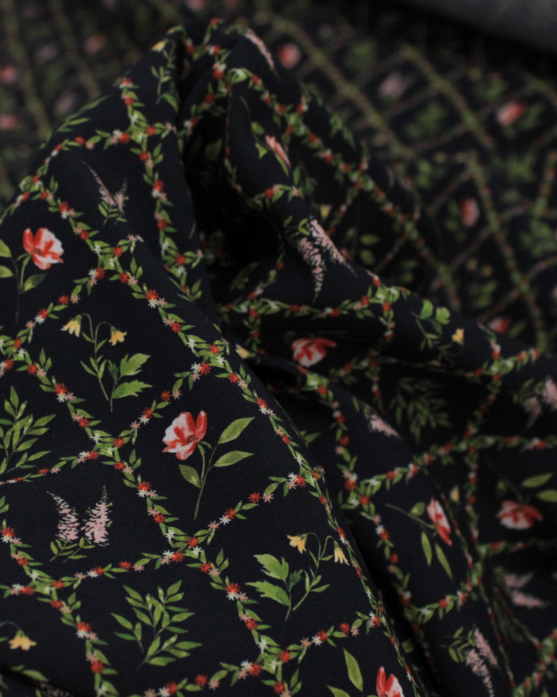 Tecido Viscose Premium Ramos e Flores em Recortes Colorido e Preto