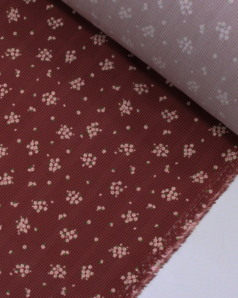 Tecido Viscose Premium Micro Buquês Florais Coloridos em Listras Marsala