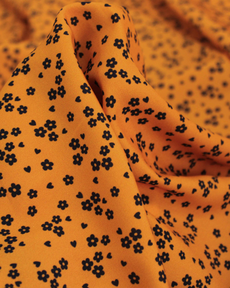 Tecido Viscose Premium Micro Flores e Corações Preto e Ferrugem