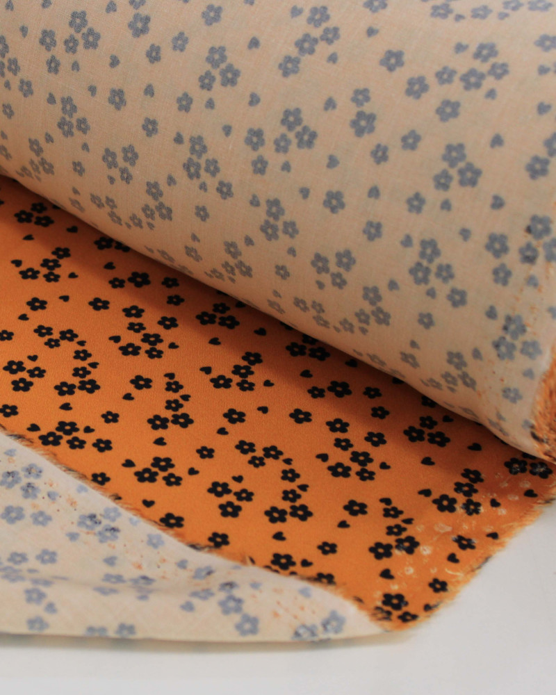 Tecido Viscose Premium Micro Flores e Corações Preto e Ferrugem