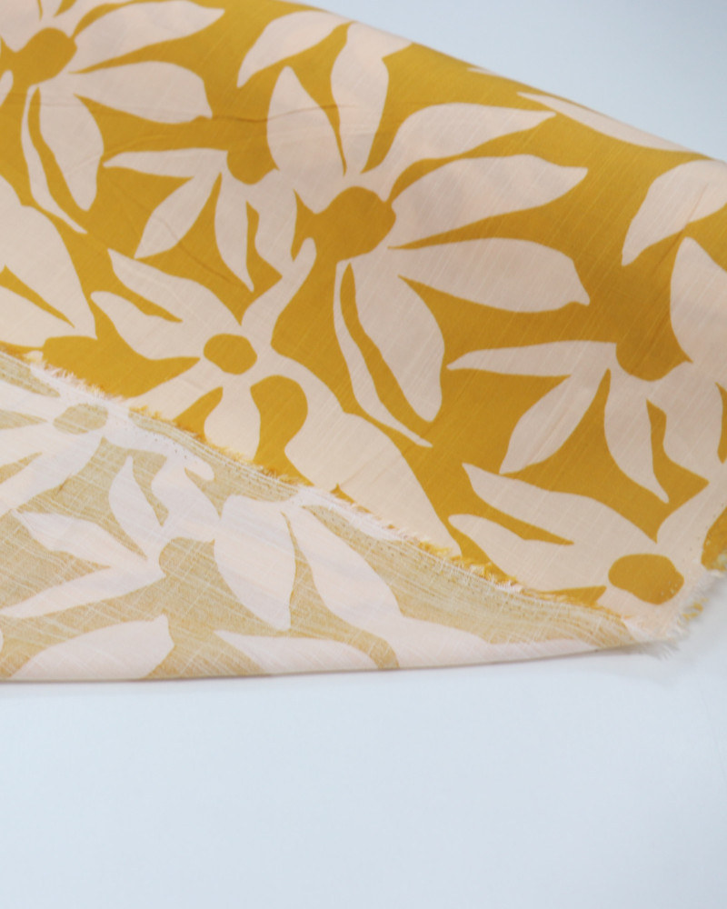 Tecido Viscose Texturizada Macro Flores Abstratas Pêssego e Amarelo Queimado