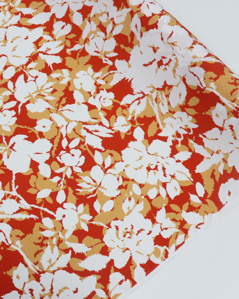 Tecido Viscose Macro Flores Branco e Tons de Laranja