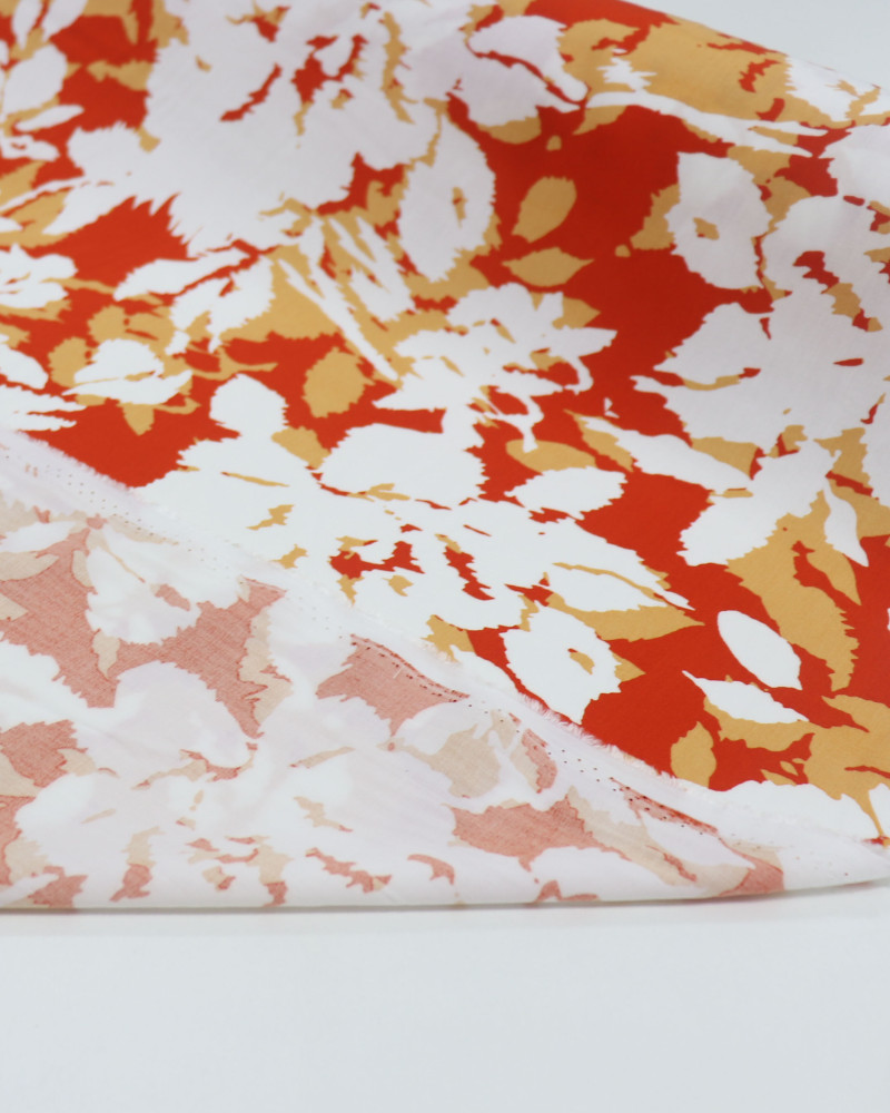 Tecido Viscose Macro Flores Branco e Tons de Laranja