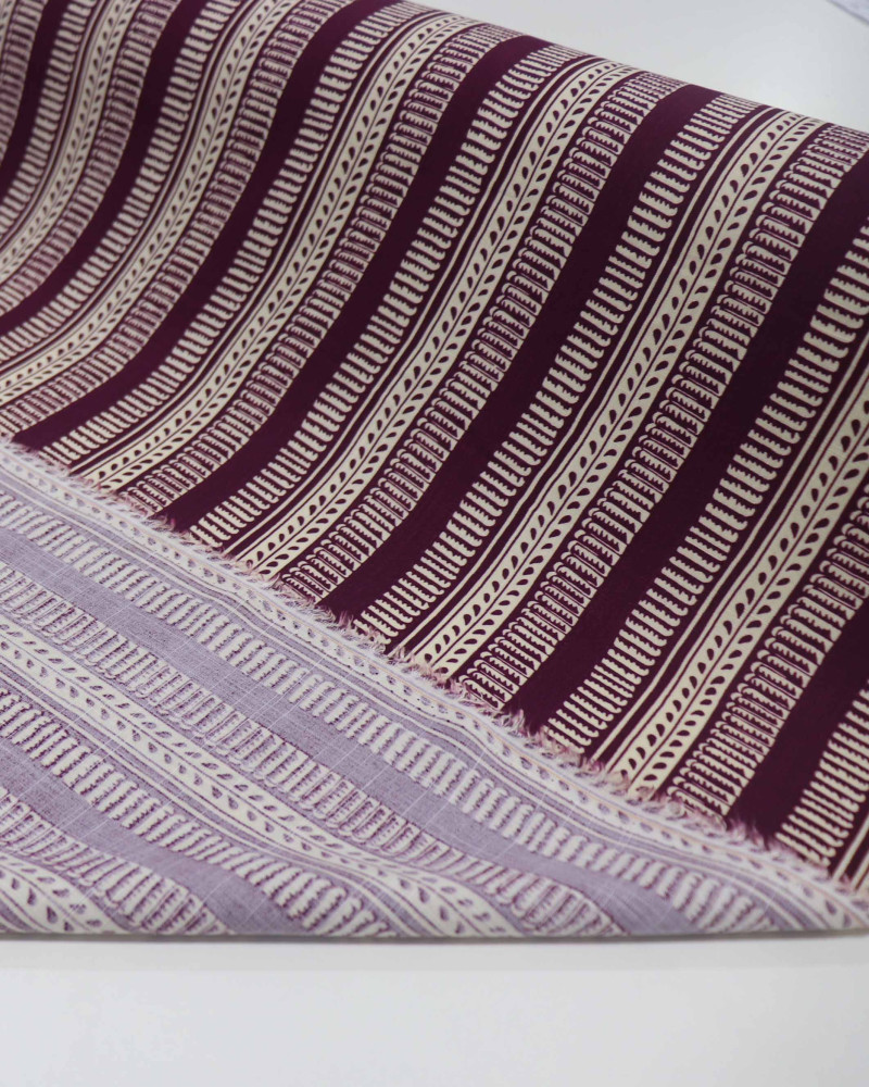 Tecido Viscose Texturizada Listras Estampadas Creme e Roxo Uva