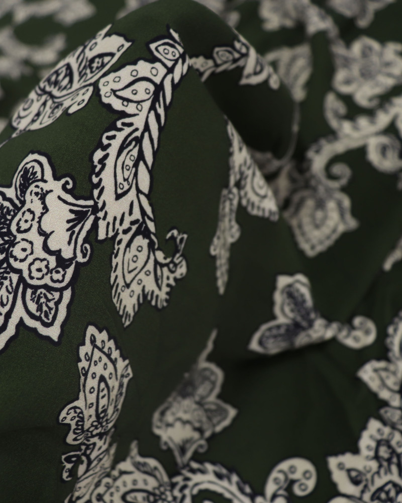 Tecido Viscose Flores e Cashmere Creme e Verde Militar