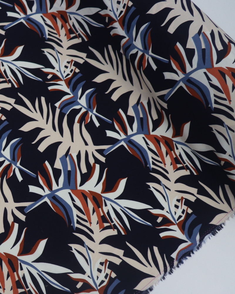Tecido Viscose Macro Folhagem Marrom, Creme e Tons de Azul (COM DETALHES)