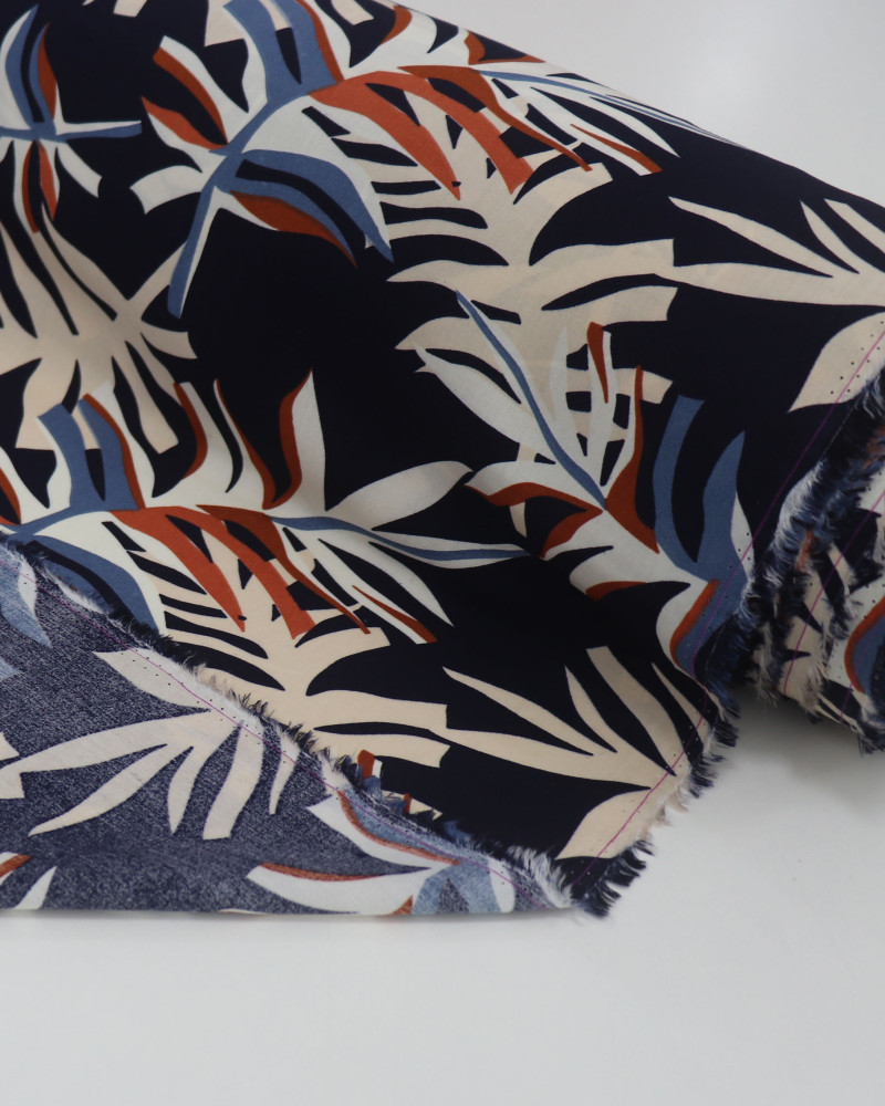 Tecido Viscose Macro Folhagem Marrom, Creme e Tons de Azul (COM DETALHES)