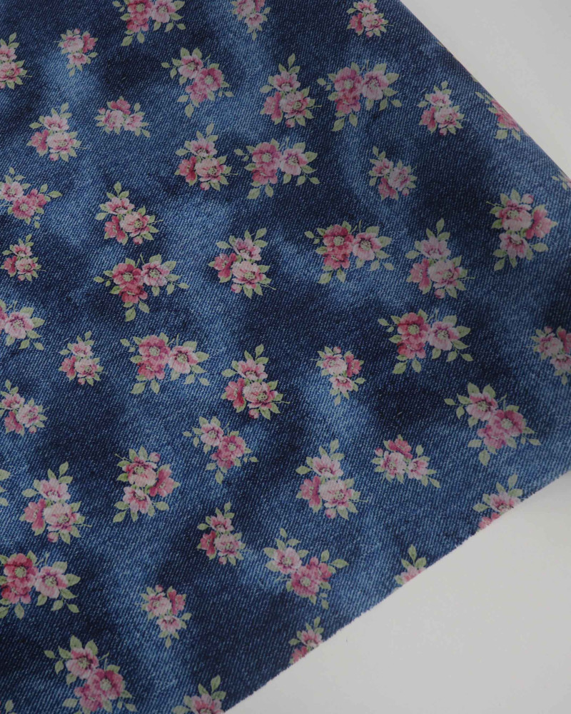 Tecido Crepe Salinas Buquê Floral Colorido e Tons de Azul (COM DETALHES)