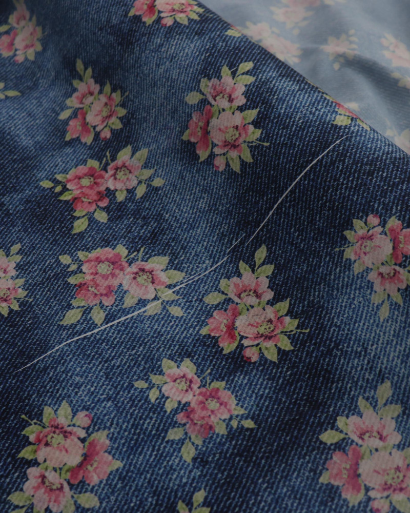 Tecido Crepe Salinas Buquê Floral Colorido e Tons de Azul (COM DETALHES)