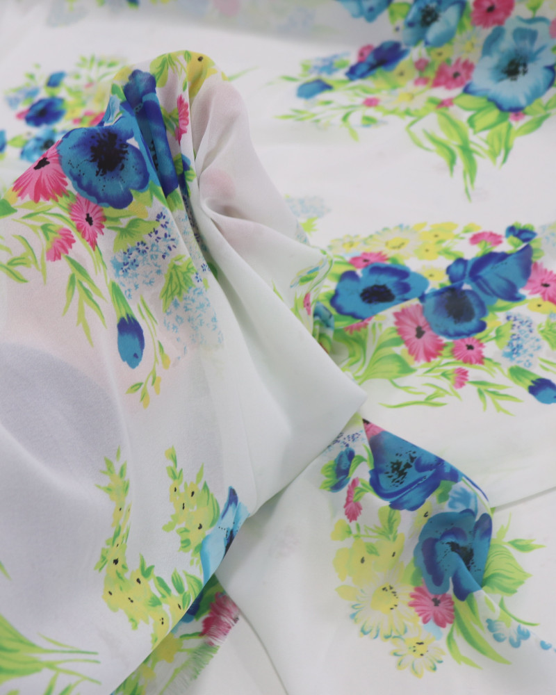Tecido Crepe Chiffon Macro Buquê Floral Colorido e Branco (COM DETALHES)