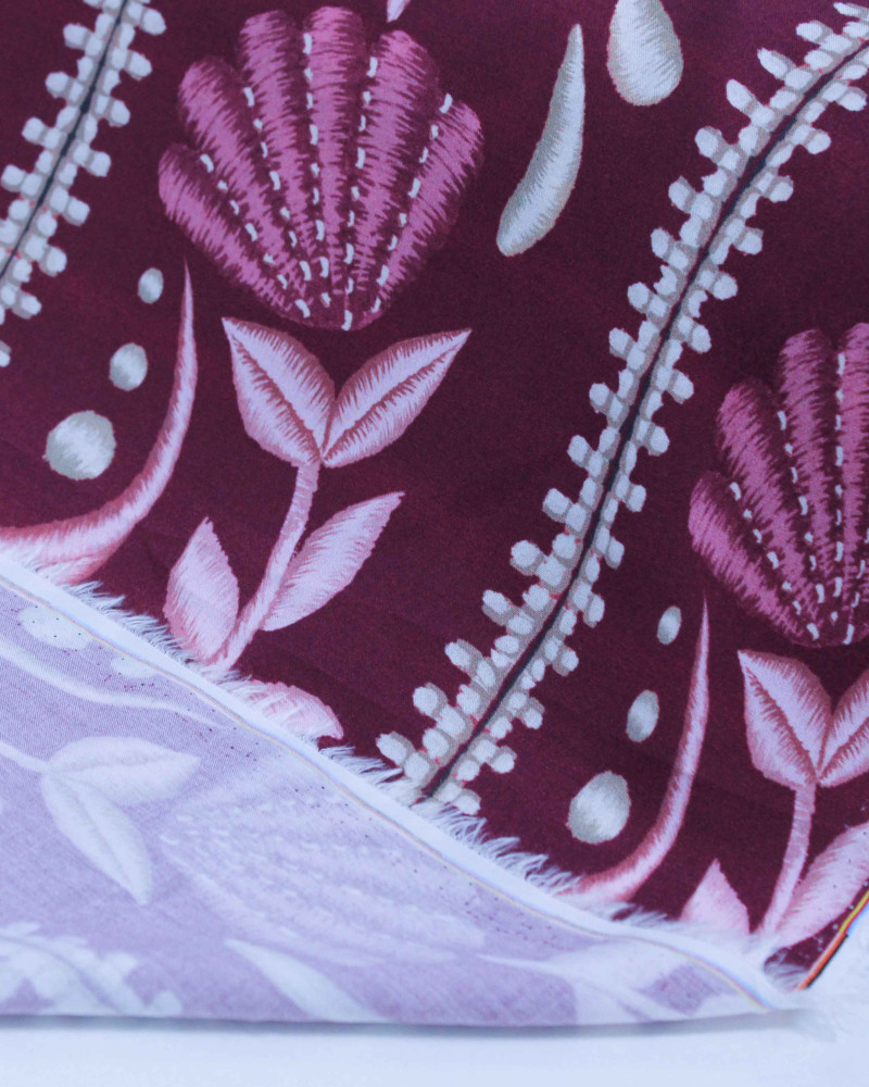 Tecido Viscose Premium Ramos Florais em Listras Bege e Tons de Roxo