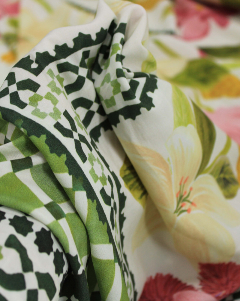 Tecido Viscose Premium Estampa Lenço Macro Flores Colorido e Creme