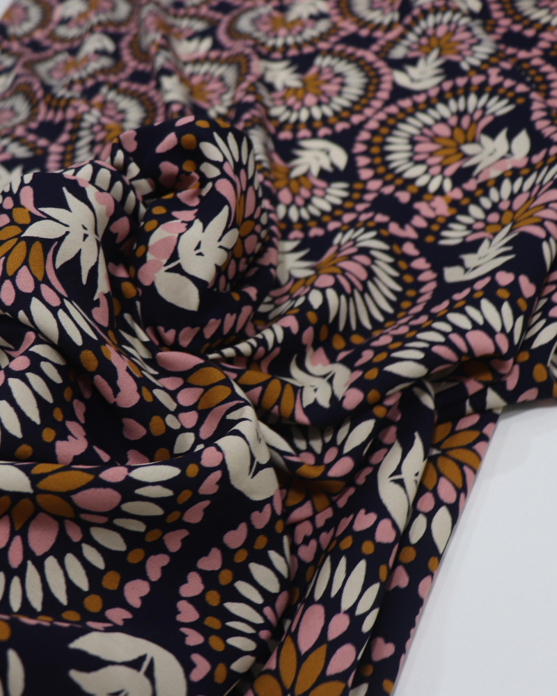 Tecido Viscose Arco de Folhas Creme, Rosa e Azul Marinho Noite