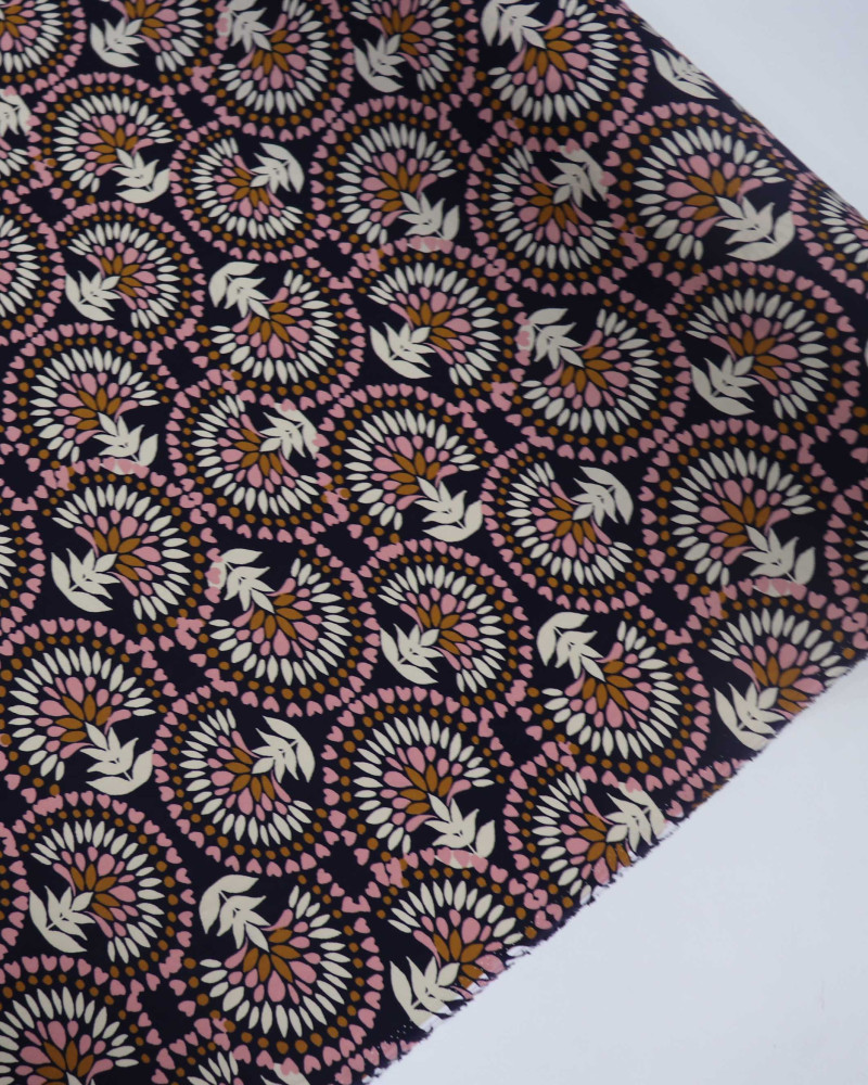 Tecido Viscose Arco de Folhas Creme, Rosa e Azul Marinho Noite