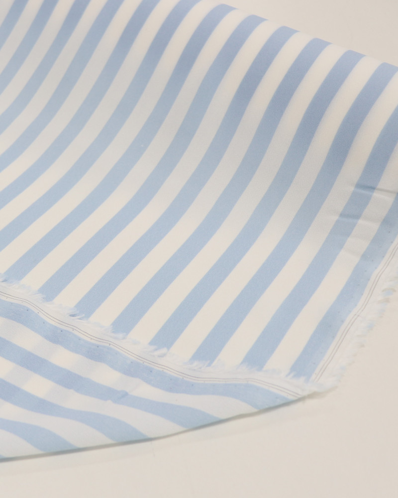 Tecido Crepe de Viscose Italiano Listrado Branco e Azul Claro
