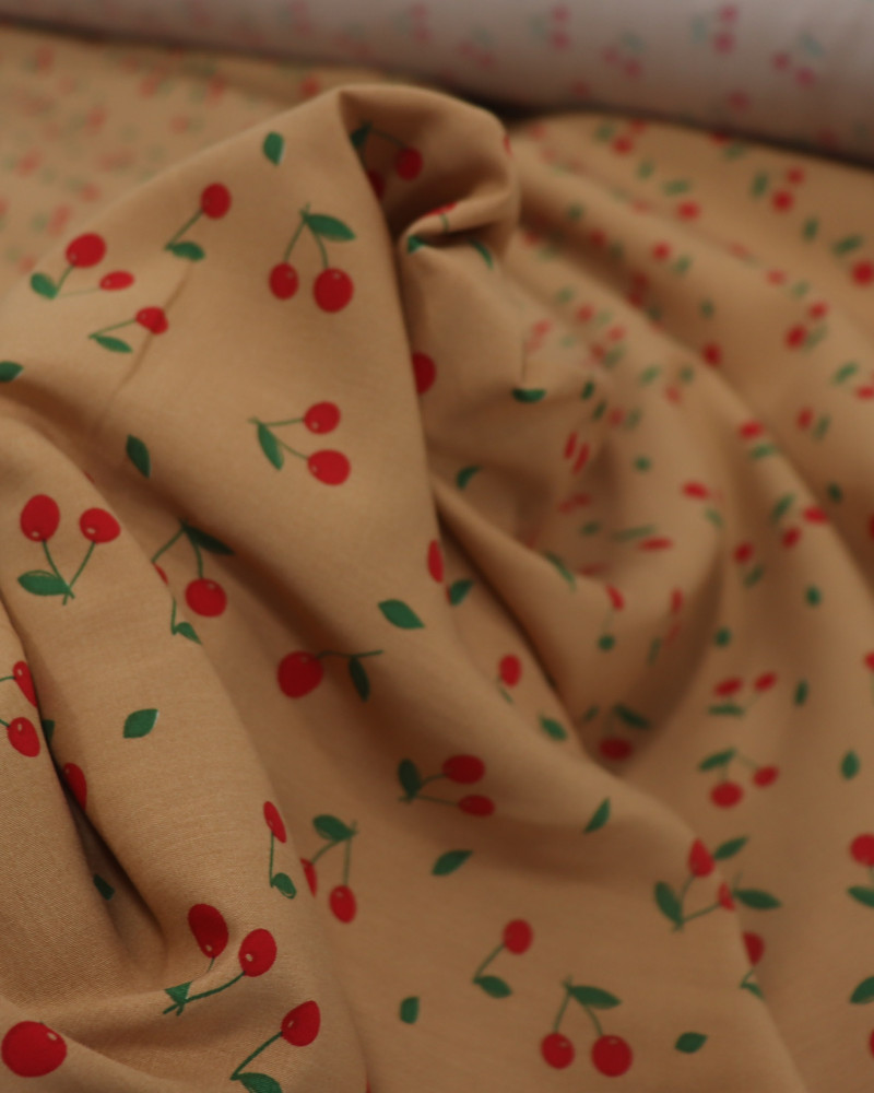 Tecido Viscose Micro Cerejas Vermelho e Caramelo