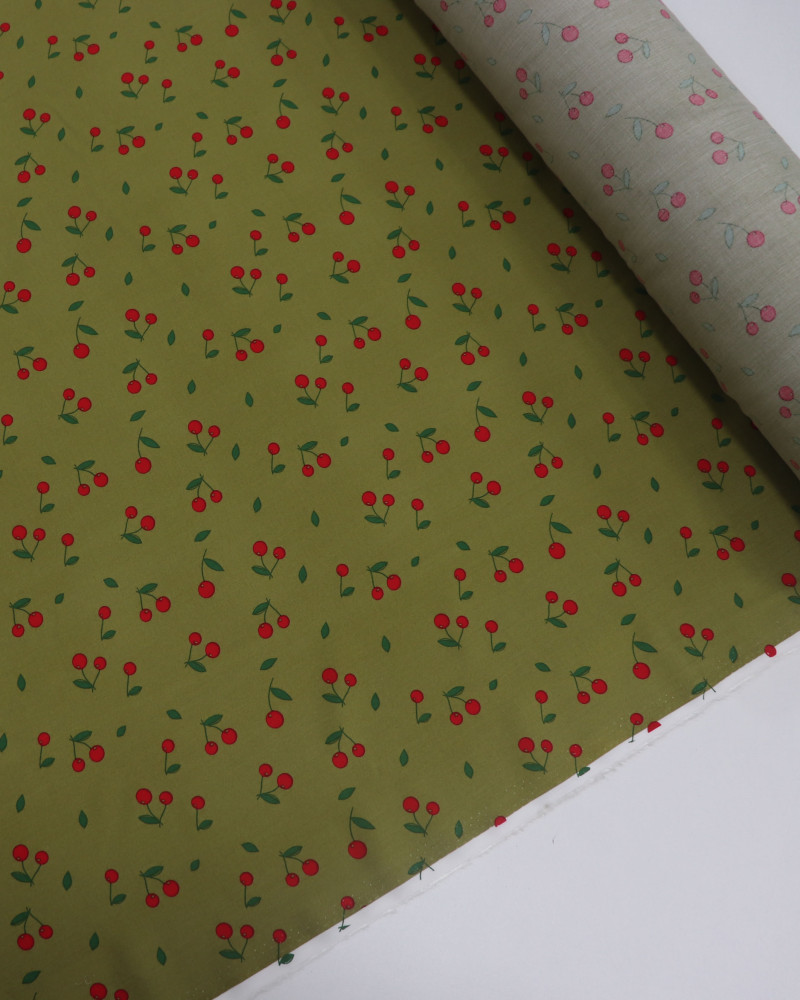 Tecido Viscose Micro Cerejas Vermelho e Verde Oliva