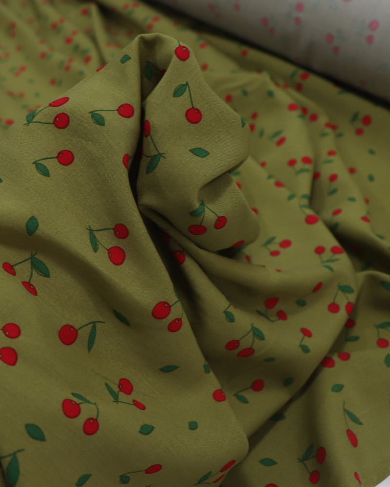 Tecido Viscose Micro Cerejas Vermelho e Verde Oliva