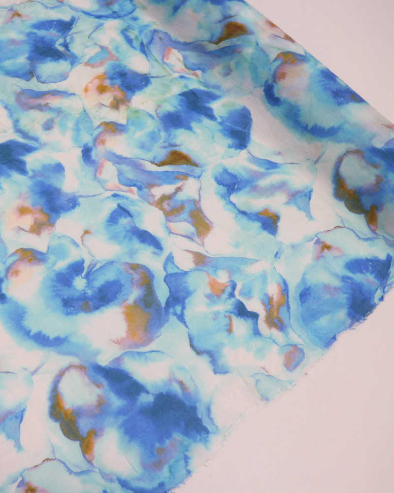 Tecido Viscose Acetinada Italiano Macro Flores Abstratas Tons de Azul