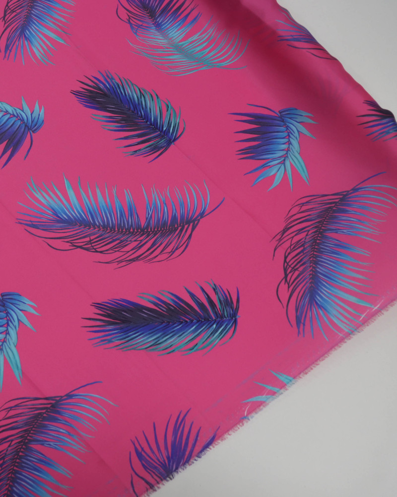 Tecido Crepe Silk Italiano Macro Folhas Tons de Azul e Rosa