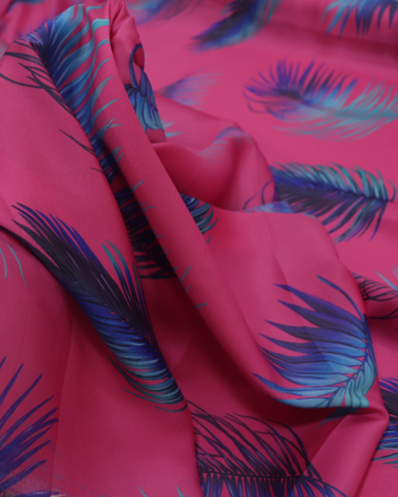 Tecido Crepe Silk Italiano Macro Folhas Tons de Azul e Rosa