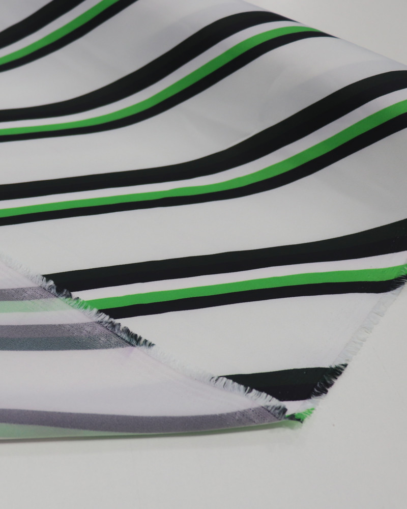Tecido Crepe Silk Italiano Listras Diagonais Verde, Preto e Branco