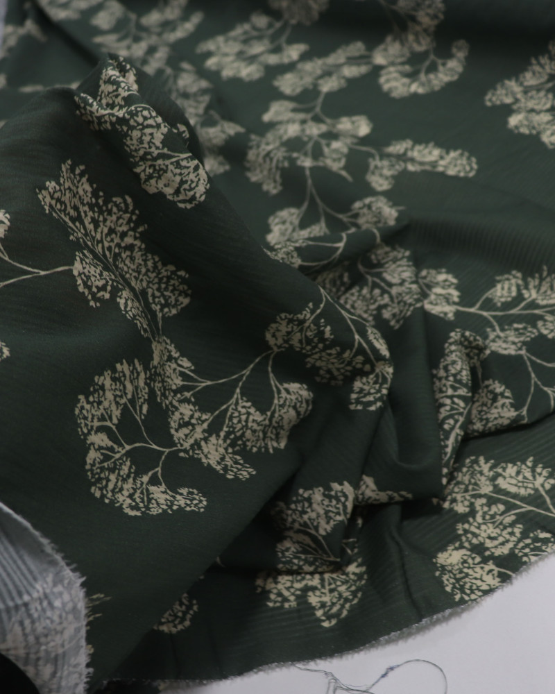 Tecido Cambraia Italiano Texturizada Galhos Creme em Listras Tons de Verde