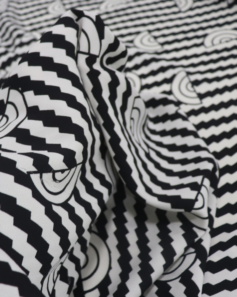 Tecido Crepe de Viscose Italiano Listras Diagonais e Arcos P/B