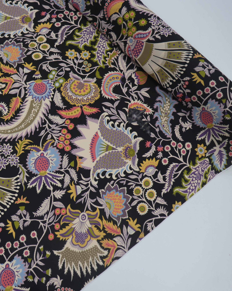Tecido Crepe de Viscose Italiano Arabesco e Flores Colorido e Preto