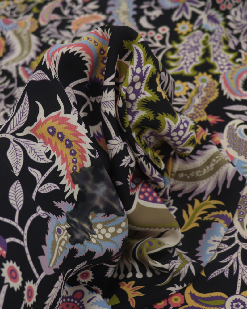 Tecido Crepe de Viscose Italiano Arabesco e Flores Colorido e Preto