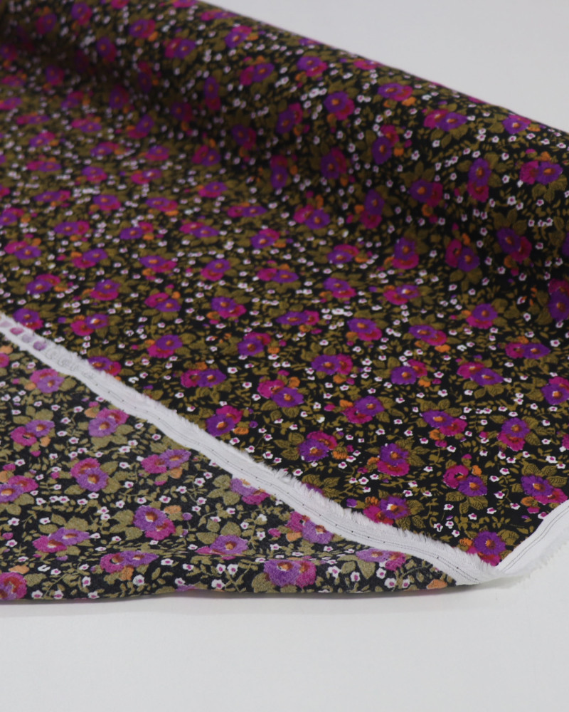 Tecido Crepe de Viscose Italiano Micro Tapete Floral e Ramos Roxo, Bege e Preto