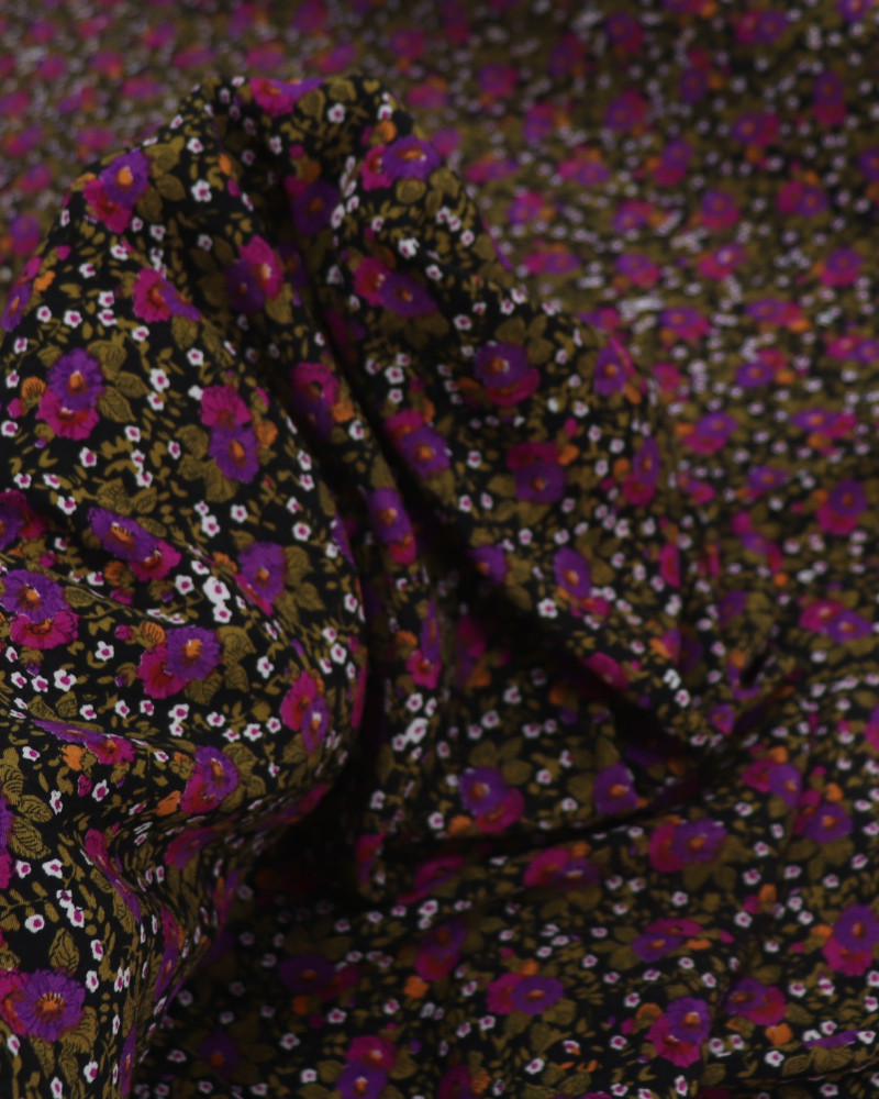 Tecido Crepe de Viscose Italiano Micro Tapete Floral e Ramos Roxo, Bege e Preto