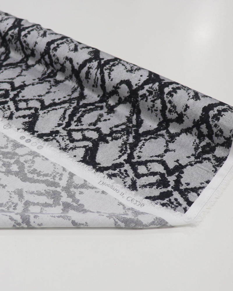 Tecido Viscose Acetinada Italiano Estampa Abstrata Cinza e Preto