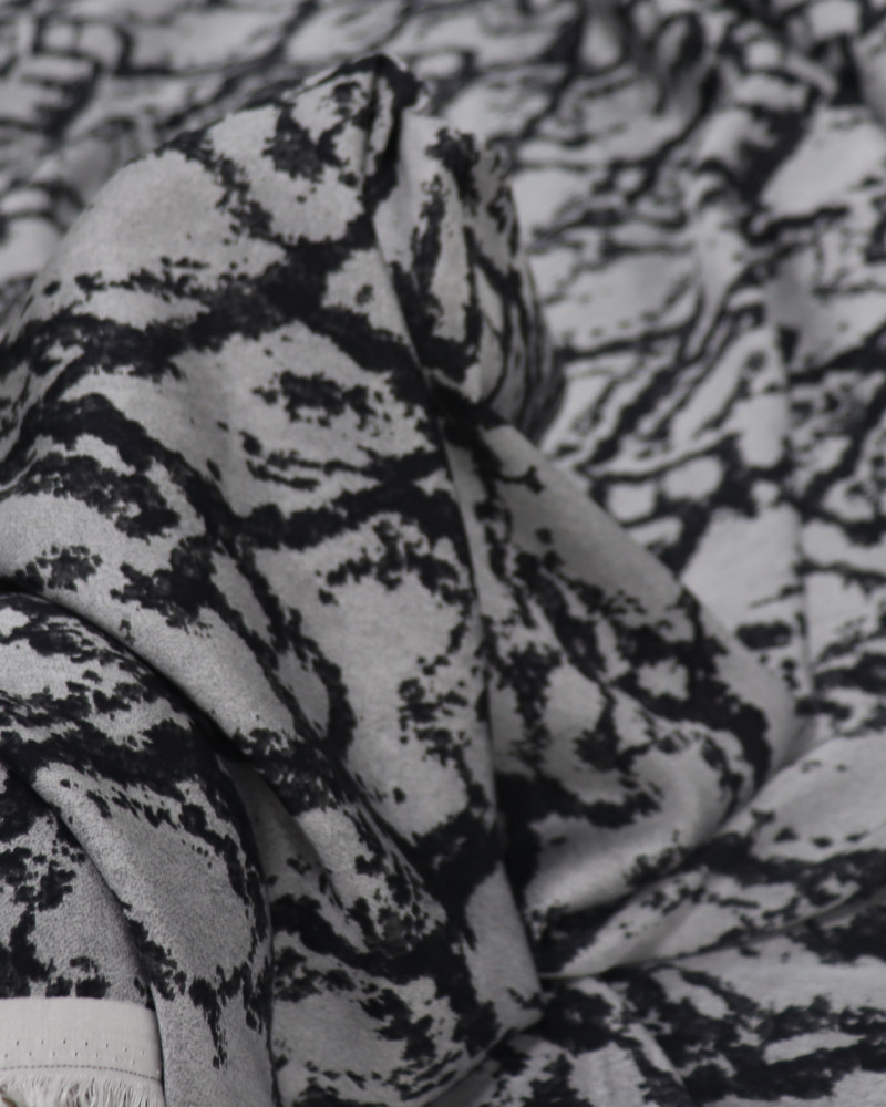 Tecido Viscose Acetinada Italiano Estampa Abstrata Cinza e Preto