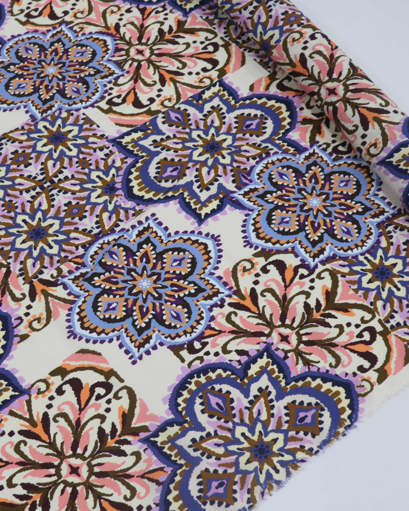 Tecido Crepe de Viscose Italiano Mandalas em Recortes Colorido e Creme
