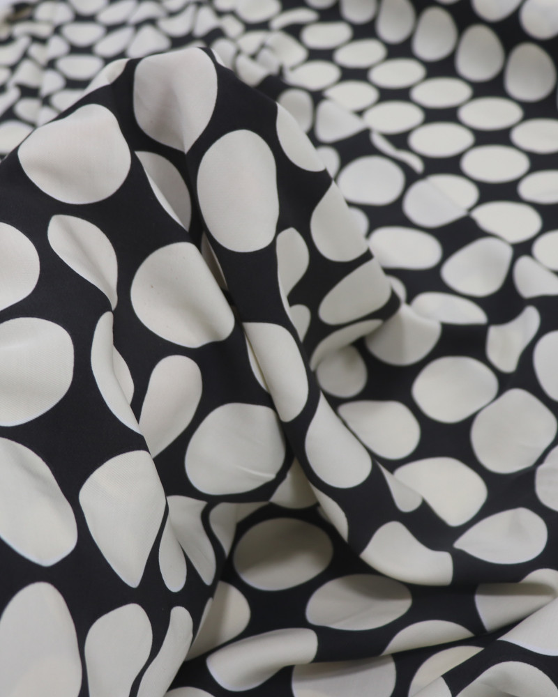 Tecido Viscose Italiana Acetinada Poá Regular Creme e Preto