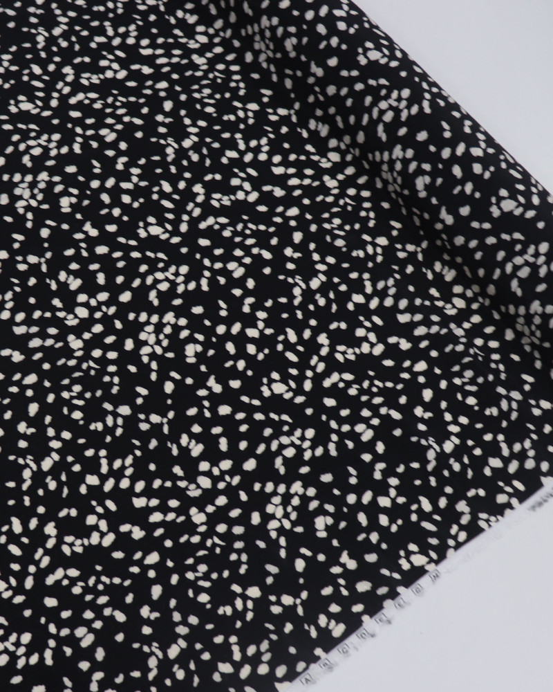 Tecido Crepe de Viscose Italiano Pingos Irregulares Creme e Preto