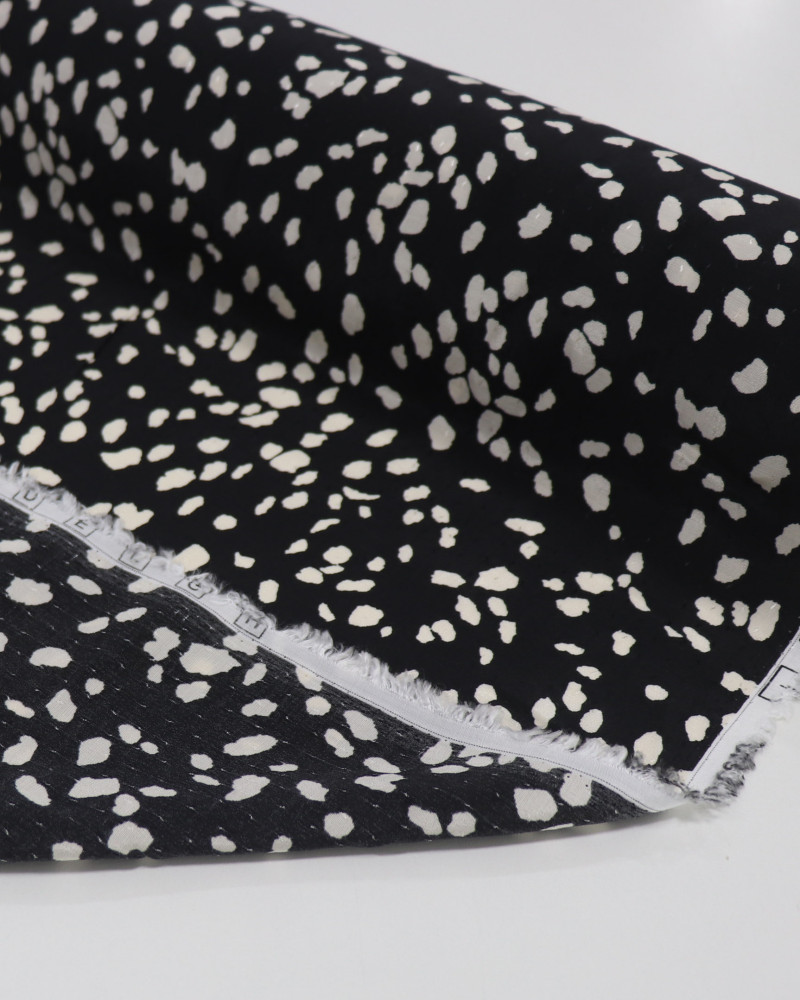 Tecido Crepe de Viscose Italiano Pingos Irregulares Creme e Preto