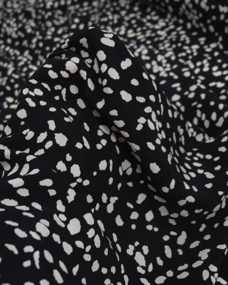 Tecido Crepe de Viscose Italiano Pingos Irregulares Creme e Preto
