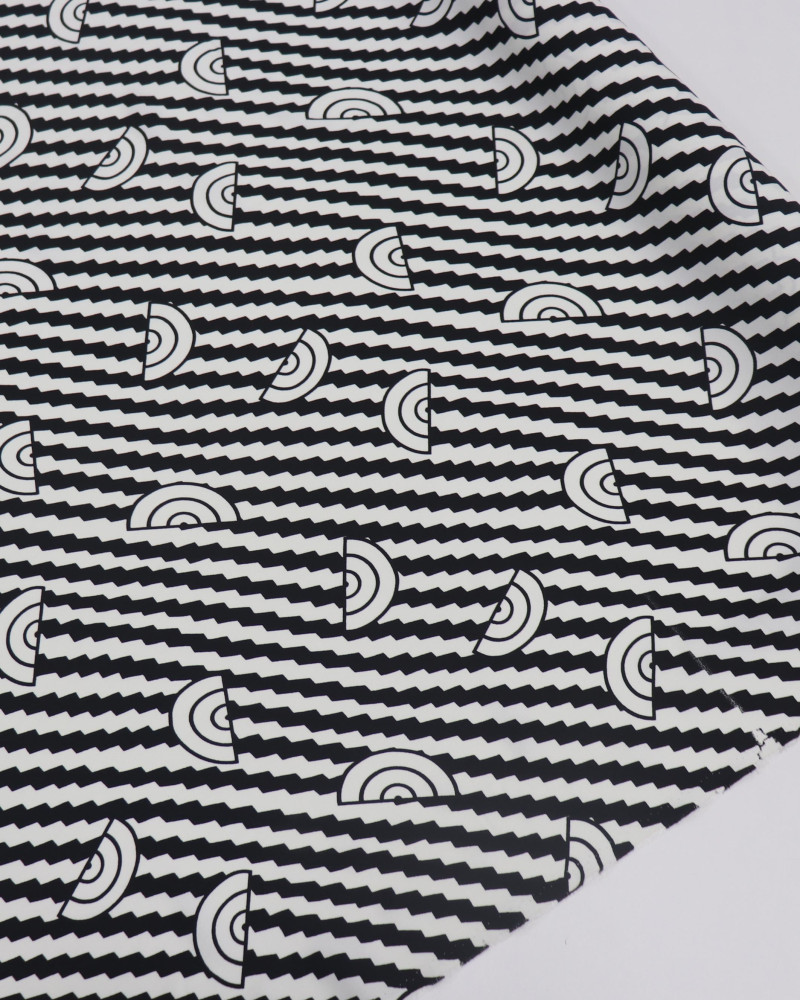 Tecido Crepe de Viscose Italiano Listras Diagonais e Arcos P/B
