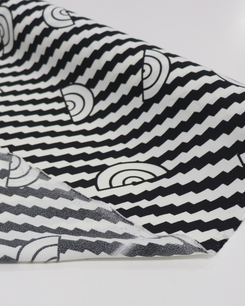 Tecido Crepe de Viscose Italiano Listras Diagonais e Arcos P/B