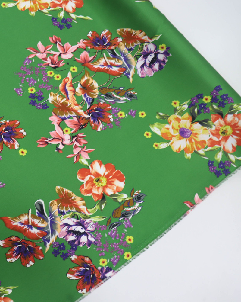 Tecido Crepe Silk Italiano Buquê e Folhagens Colorido e Verde Bandeira