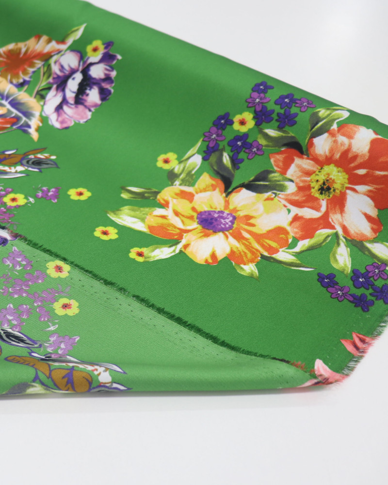 Tecido Crepe Silk Italiano Buquê e Folhagens Colorido e Verde Bandeira