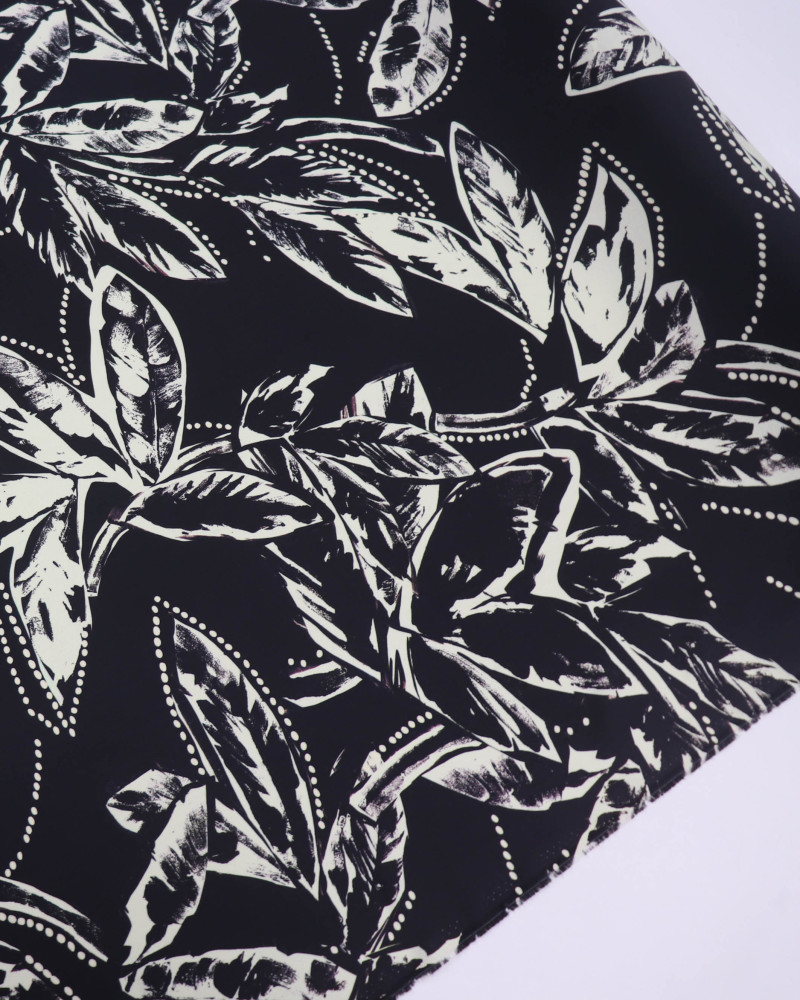 Tecido Viscose Italiano Macro Folhagem e Pontos Creme e Preto