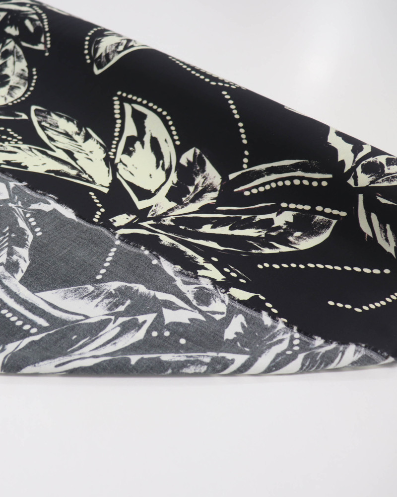 Tecido Viscose Italiano Macro Folhagem e Pontos Creme e Preto