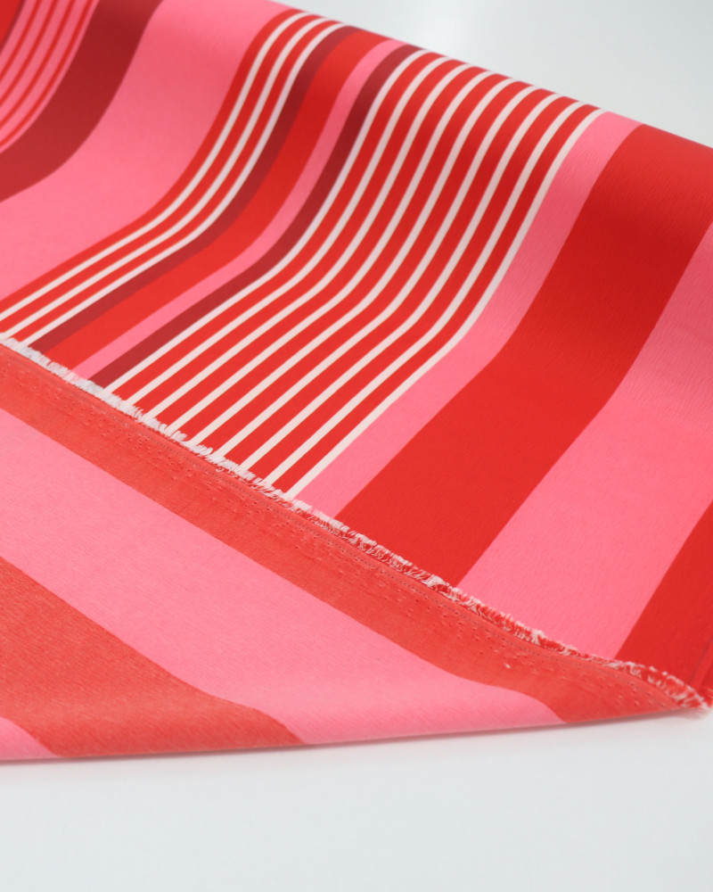Tecido Crepe Koshibo Italiano Listras Branco e Tons de Vermelho