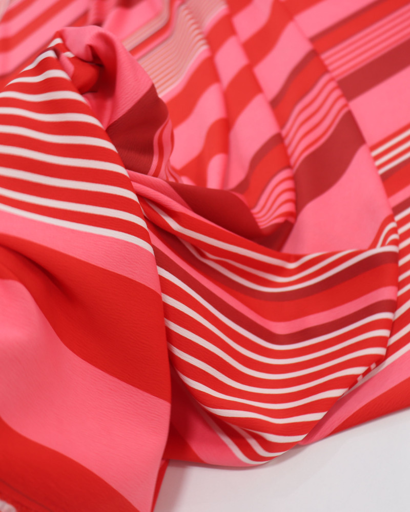 Tecido Crepe Koshibo Italiano Listras Branco e Tons de Vermelho